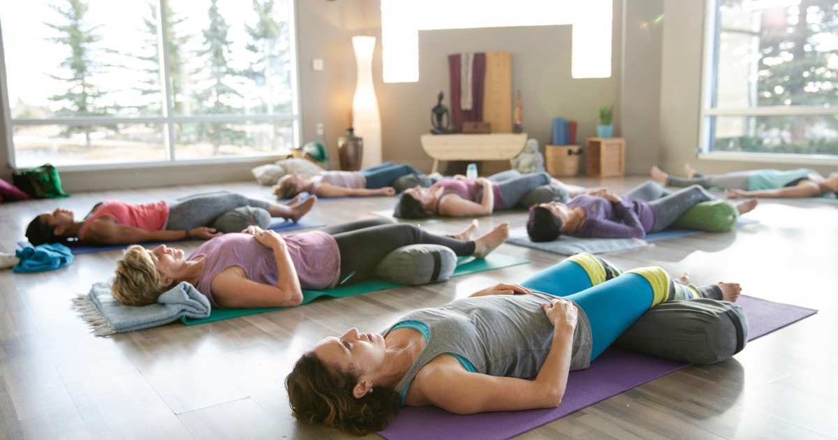 Yoga Restaurativo: Equilíbrio e Bem-Estar para Corpo e Mente