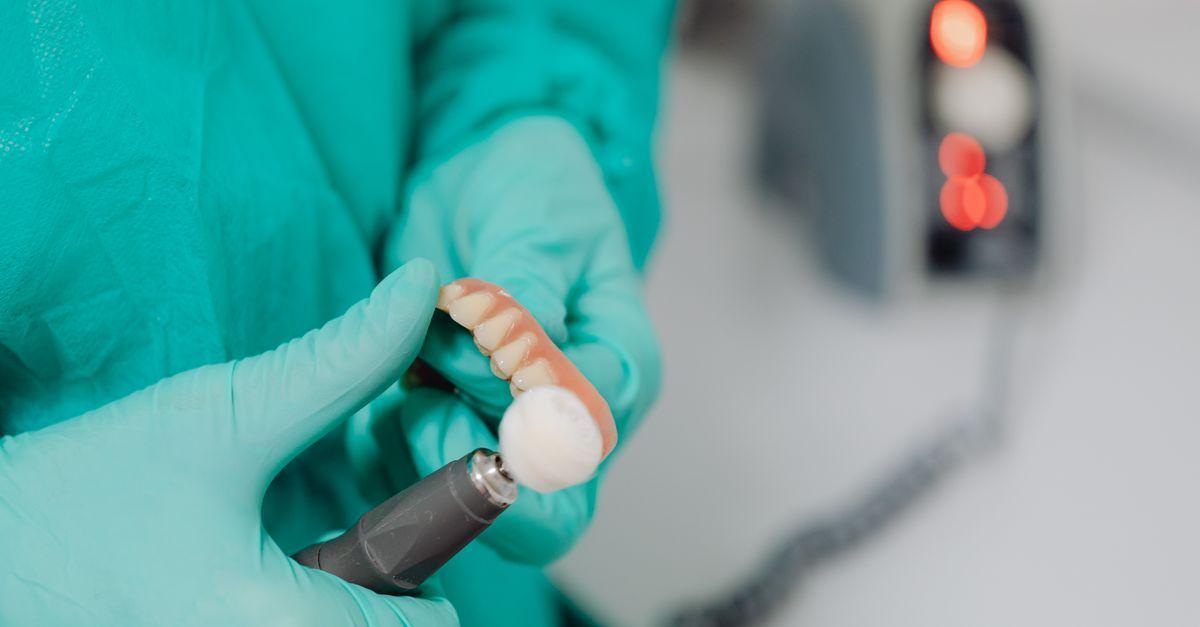 Benefícios de terceirizar a produção de peças dentárias